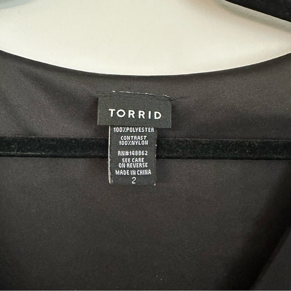 Torrid Women’s Black Long Sleeve V-Neck Hi/Lo Chiffon Blouse Sz 2, 2X 18-20 GUC - Picture 3 of 7